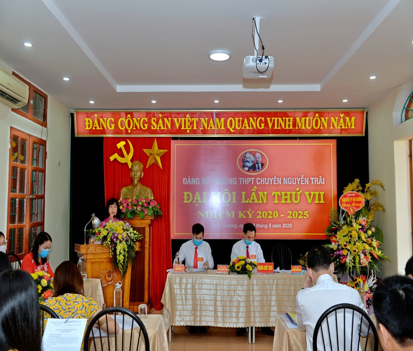 Tiếp theo đồng chí Nguyễn Thị Hồng Thanh - Phó hiệu trưởng nhà trường trình bày báo cáo tình hình đảng viên tham dự Đại hội.